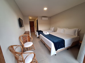 Quadruple Room | Desk, laptop workspace, free WiFi
