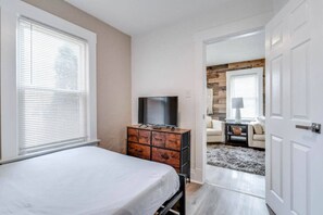 3 Schlafzimmer, Schreibtisch, Bügeleisen/Bügelbrett, Reisekinderbett