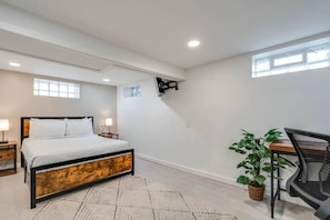 3 chambres, bureau, fer et planche à repasser, lit de bébé portatif