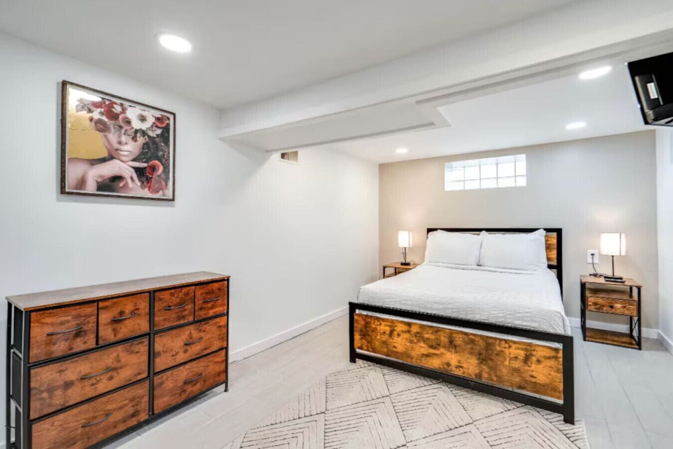 3 slaapkamers, een bureau, een strijkplank/strijkijzer, reisbedje