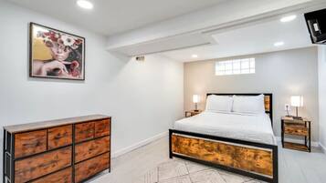 3 quartos, escrivaninha, ferros/tábuas de passar roupa, berço de viagem