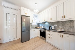 Fridge, oven, stovetop, coffee/tea maker