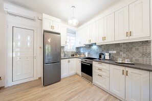 Fridge, oven, stovetop, coffee/tea maker