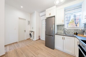 Fridge, oven, stovetop, coffee/tea maker