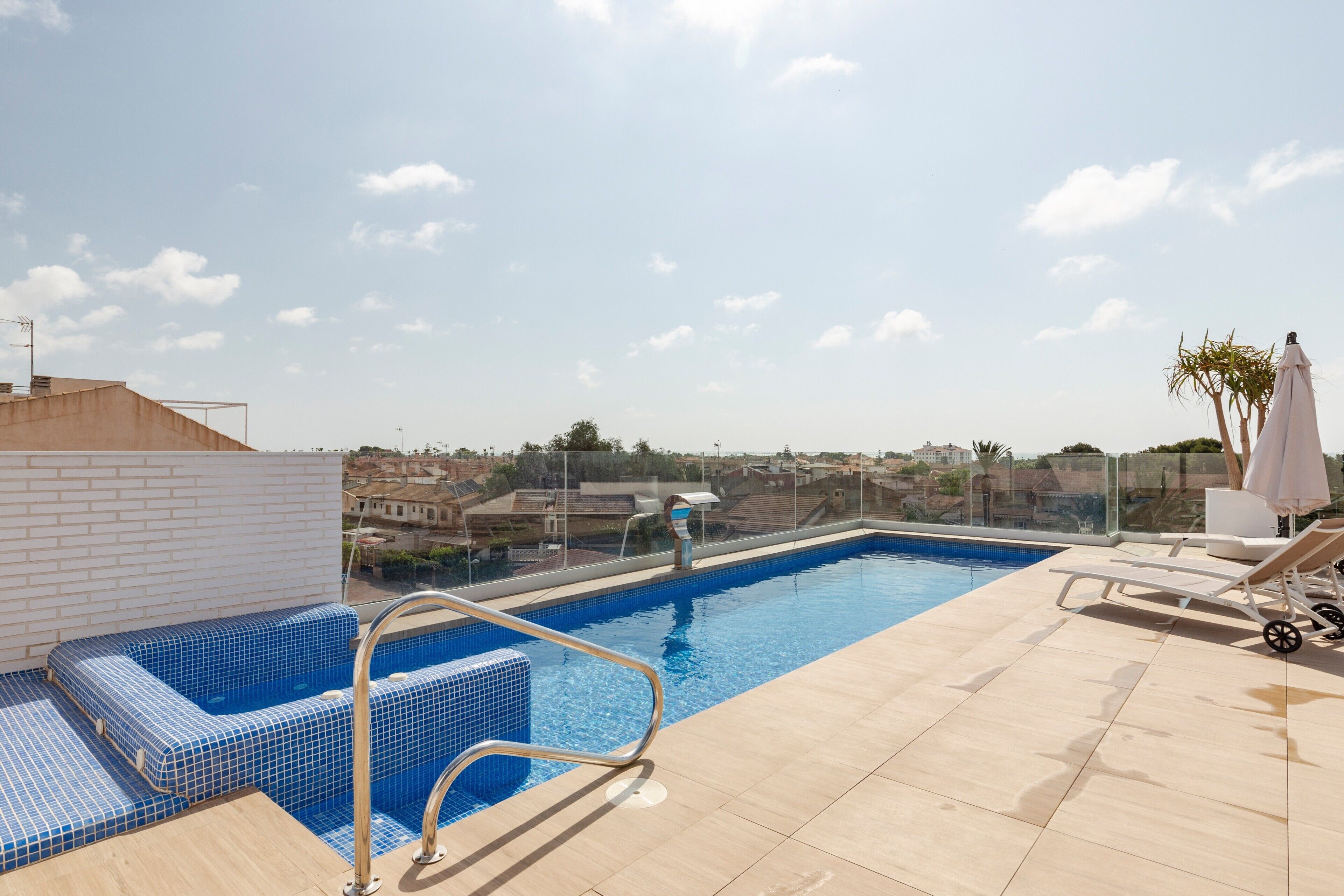 Una piscina en la azotea con vistas despejadas del paisaje urbano.