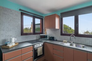 Een koelkast, een magnetron, een oven, een kookplaat