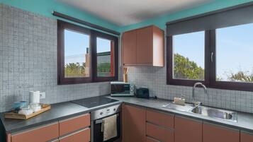 Een koelkast, een magnetron, een oven, een kookplaat