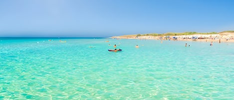 Una spiaggia nelle vicinanze