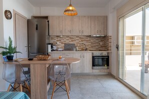 Fridge, oven, stovetop, coffee/tea maker