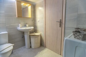 Douche, séchoir à cheveux, serviettes fournies