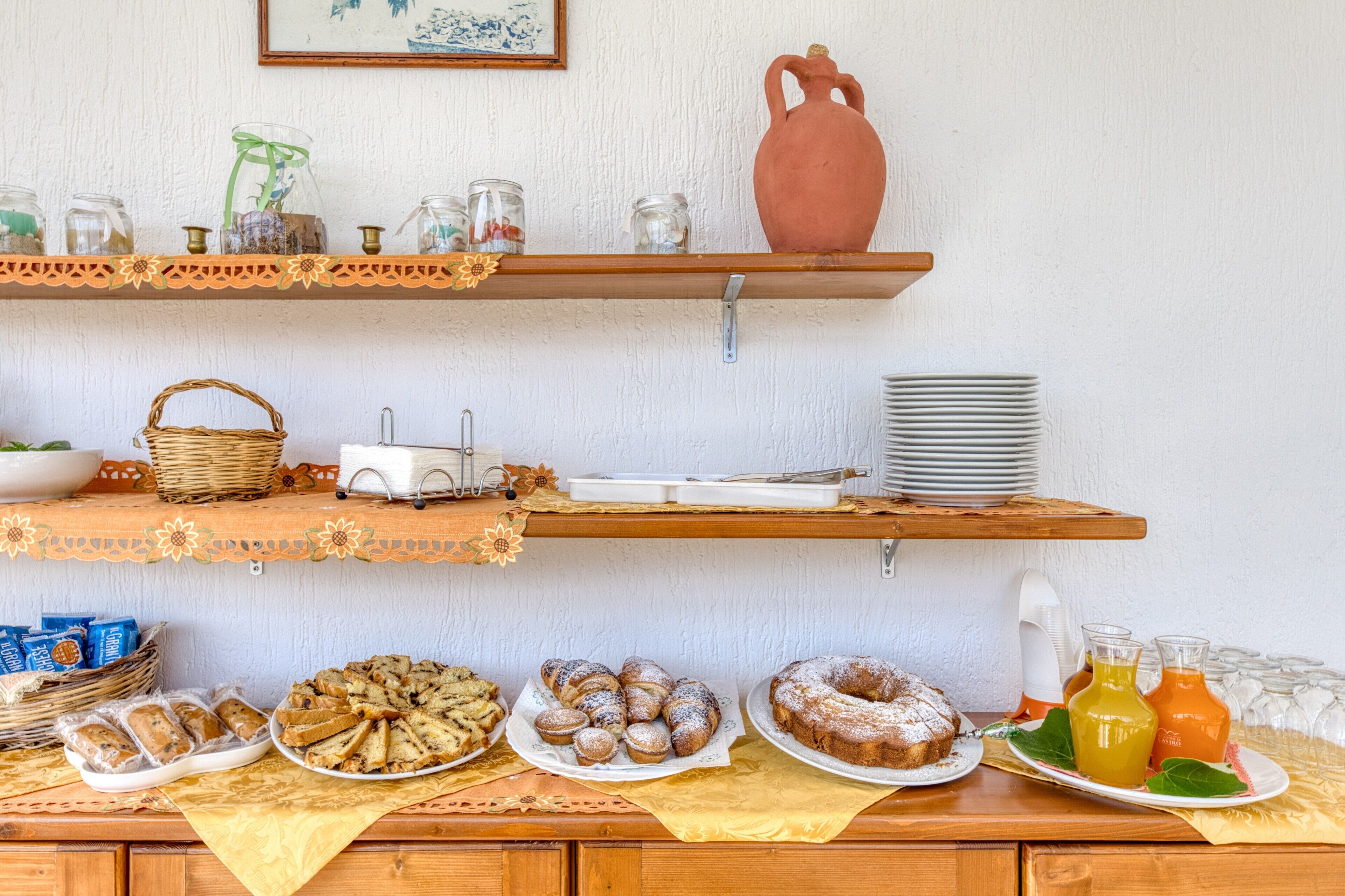 EinBuffet mit verschiedenen Speisen, einem Korbwägelchen und einem weißen Gerät.