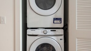 Ein Waschraum mit zwei Samsung Waschmaschinen mit Frontlader.