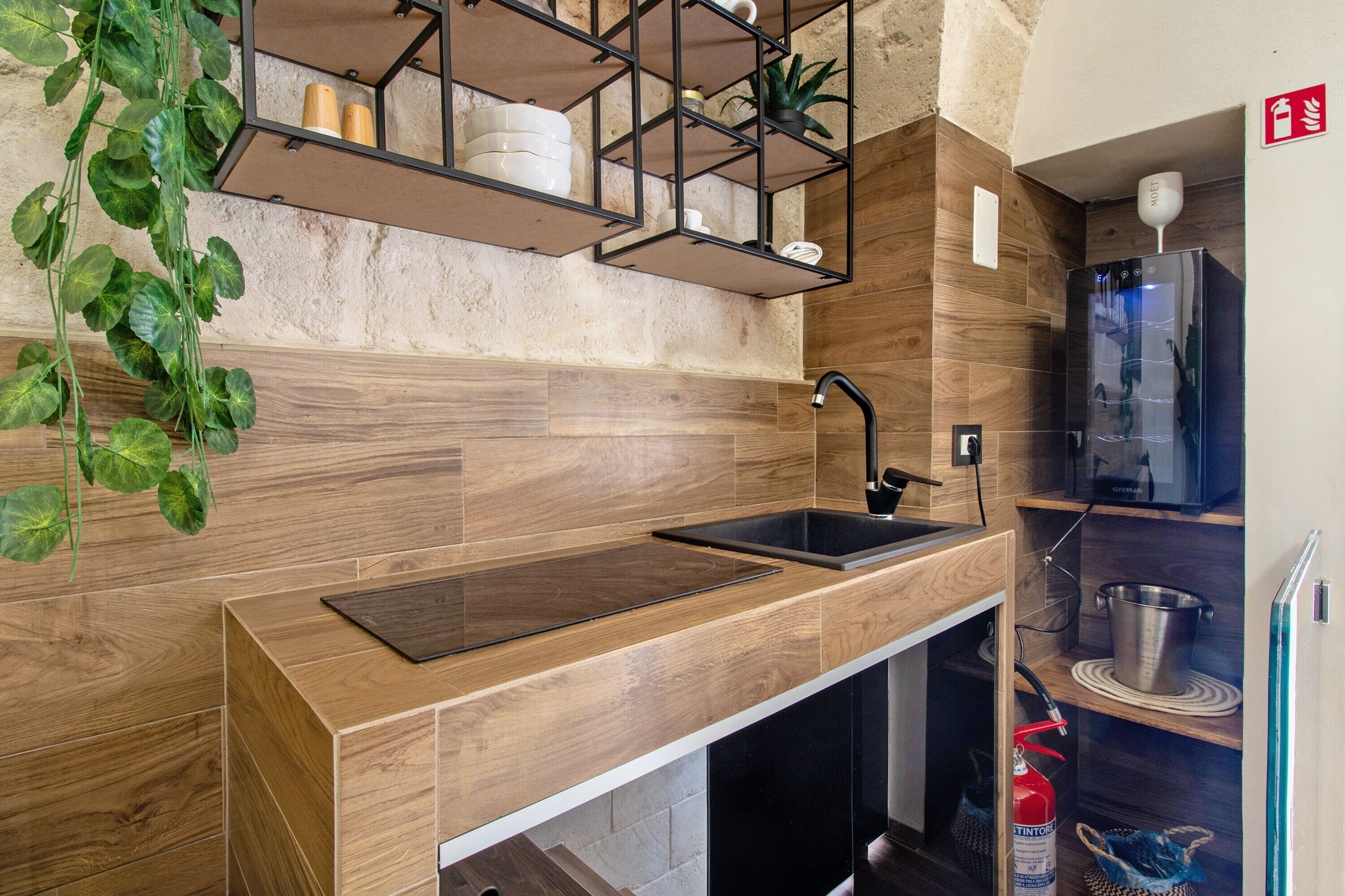 Een koelkast, een oven, een kookplaat, een koffiezetapparaat/waterkoker