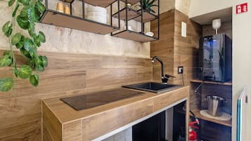 Een koelkast, een oven, een kookplaat, een koffiezetapparaat/waterkoker