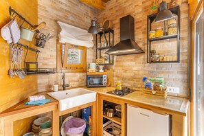 Refrigerador, horno, parrilla de estufa y cafetera y tetera 