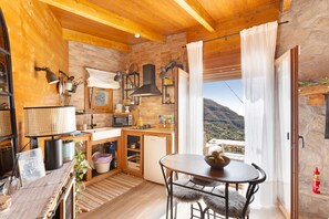 Refrigerador, horno, parrilla de estufa y cafetera y tetera 