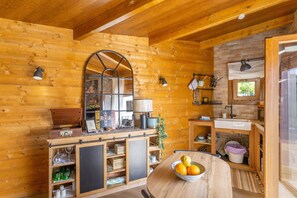 Refrigerador, horno, parrilla de estufa y cafetera y tetera 