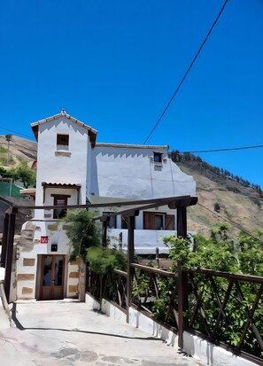 Exterior - Vacation 'Casa Fuente Hervera' with Mountain View, Wi-Fi and Air Conditioning (Vega de San Mateo)