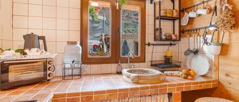 Fridge, oven, stovetop, coffee/tea maker