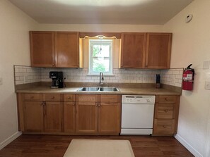 Microondas, horno, placa de cocina, lavavajillas