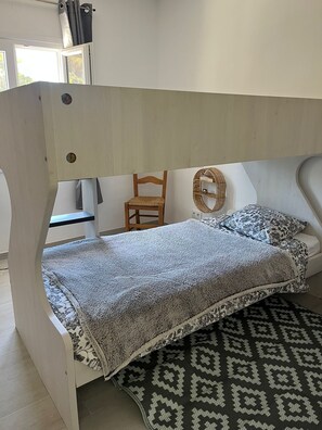 3 bedrooms, iron/ironing board, WiFi, bed sheets