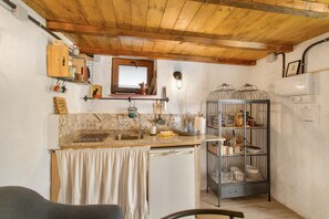 Réfrigérateur, plaque de cuisson, cafetière/bouilloire
