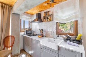 Réfrigérateur, four, plaque de cuisson, cafetière/bouilloire