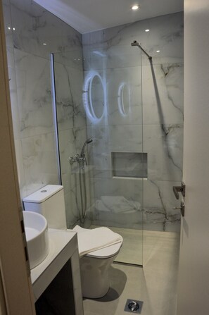 Douche, séchoir à cheveux, serviettes fournies, savon