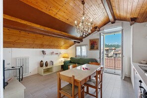 TV - Apartment 'Comodo, Pratico E Tranquillo' with Mountain View, Wi-Fi and Air Conditioning (Arona)