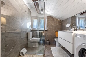 Dusj, hårføner og håndklær