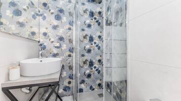 Regadera, secadora de cabello, toallas