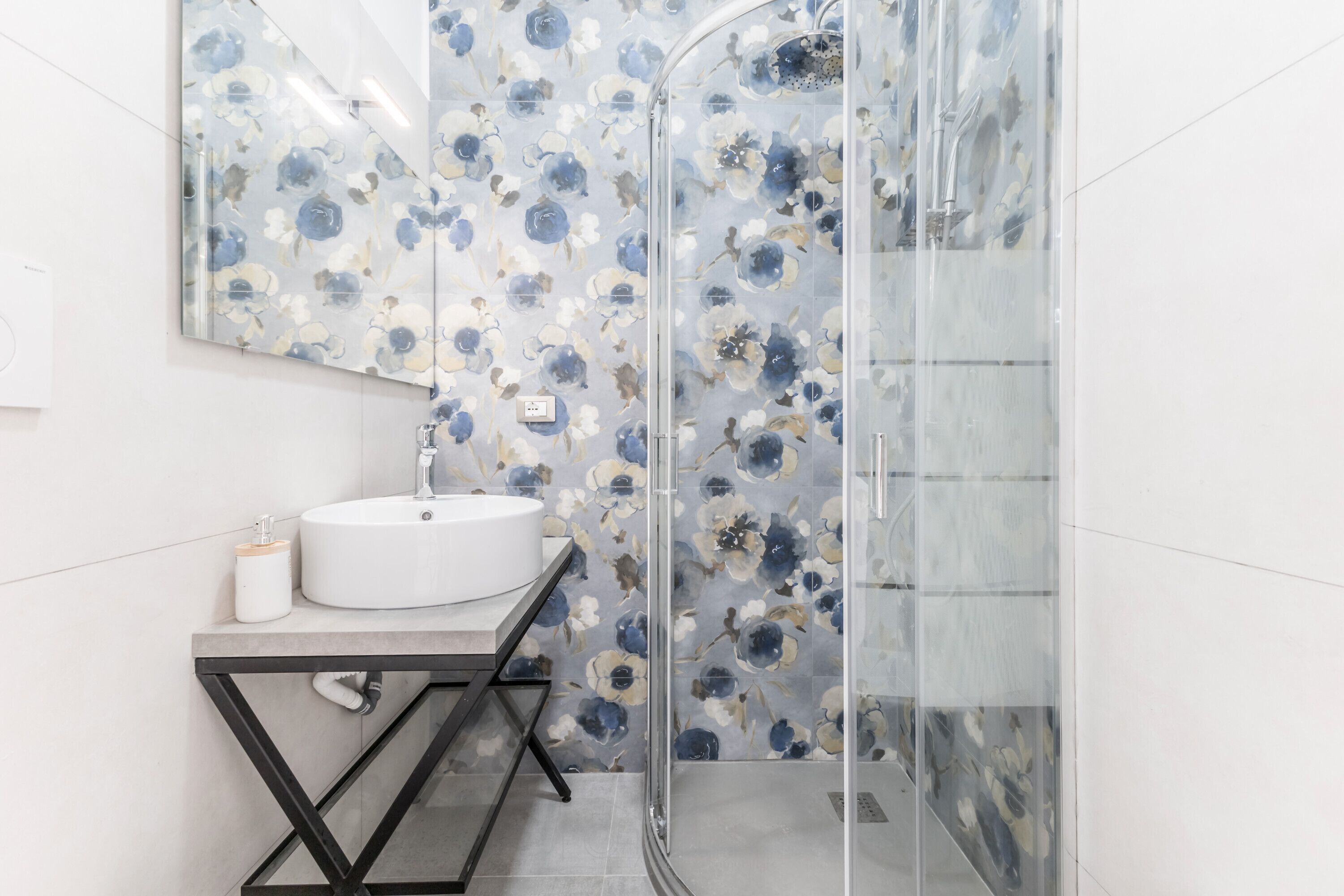 Regadera, secadora de cabello, toallas 