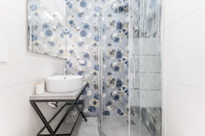 Regadera, secadora de cabello, toallas