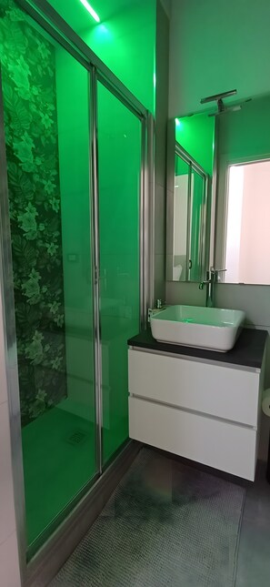 Dusche, Haartrockner, Handtücher