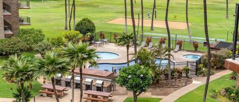 Un resort con piscina, zona de estar exterior y vistas al océano.
