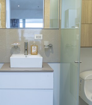 Doccia, asciugamani, sapone, carta igienica