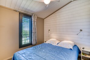 3 bedrooms, bed sheets