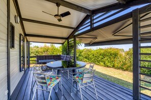 Outdoor dining - Chalet 'Pomérols' with Shared Pool, Private Terrace and Air Conditioning (Pomérols)