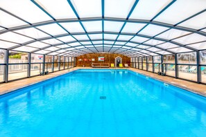 Indoor pool - Chalet 'Pomérols' with Shared Pool, Private Terrace and Air Conditioning (Pomérols)