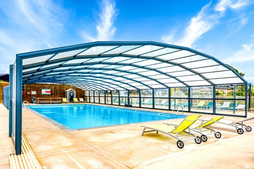 Chalet 'Pomérols' avec piscine partagée, terrasse privée et climatisation