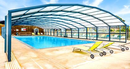 Chalet 'Pomérols' avec piscine partagée, terrasse privée et climatisation