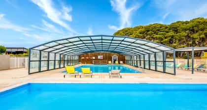 Chalet 'Pomérols' with Shared Pool, Private Terrace and Air Conditioning