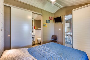 3 bedrooms, bed sheets - Chalet 'Pomérols' with Shared Pool, Private Terrace and Air Conditioning (Pomérols)