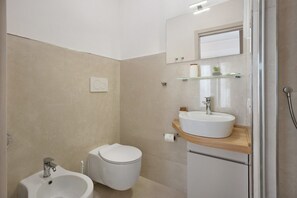 Regadera, secadora de cabello, toallas 