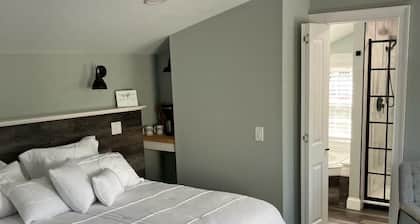 Charming apartment in fabulous Westerly with AC, WiFi