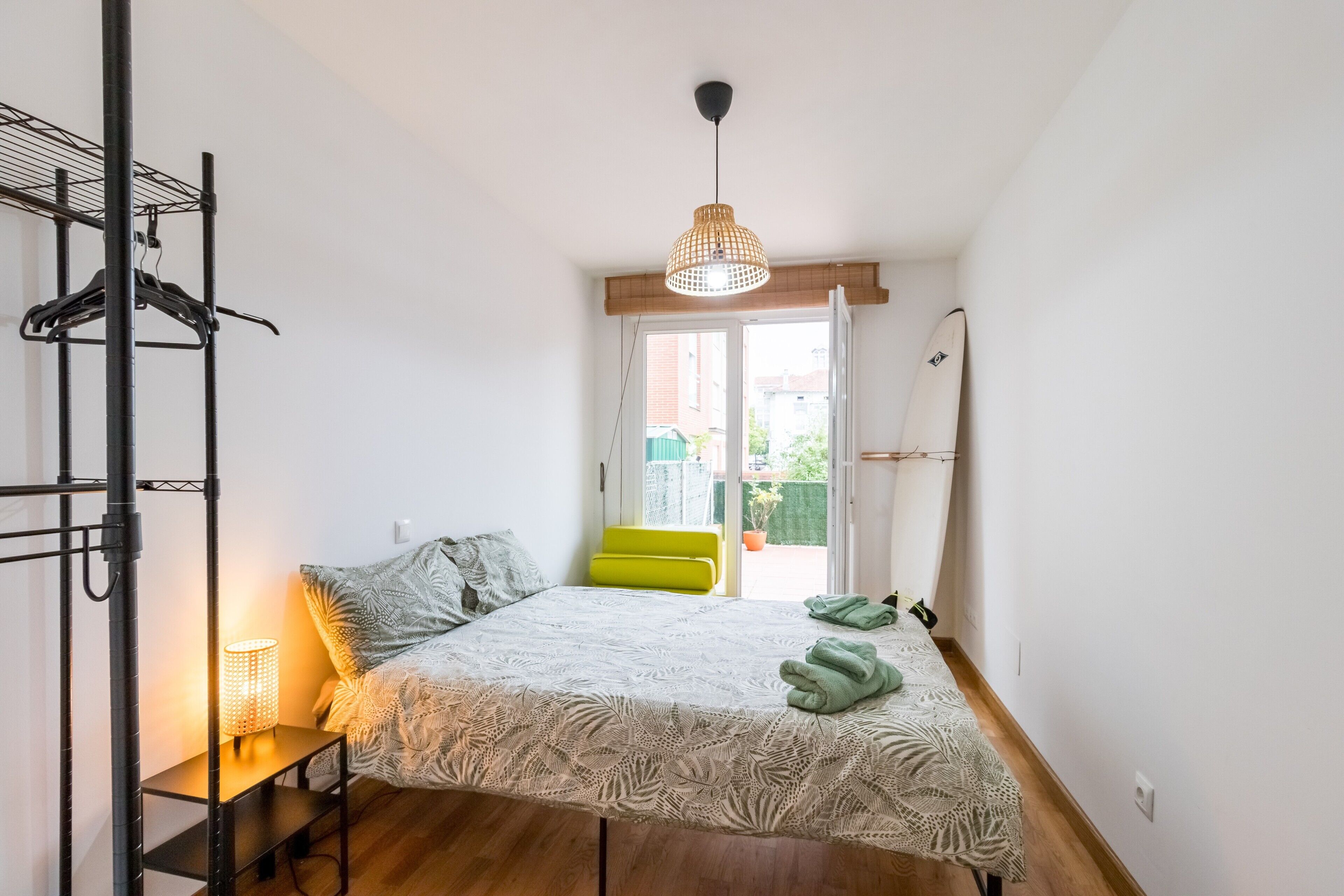 Een strijkplank/strijkijzer, gratis wifi, beddengoed