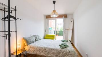 Een strijkplank/strijkijzer, gratis wifi, beddengoed