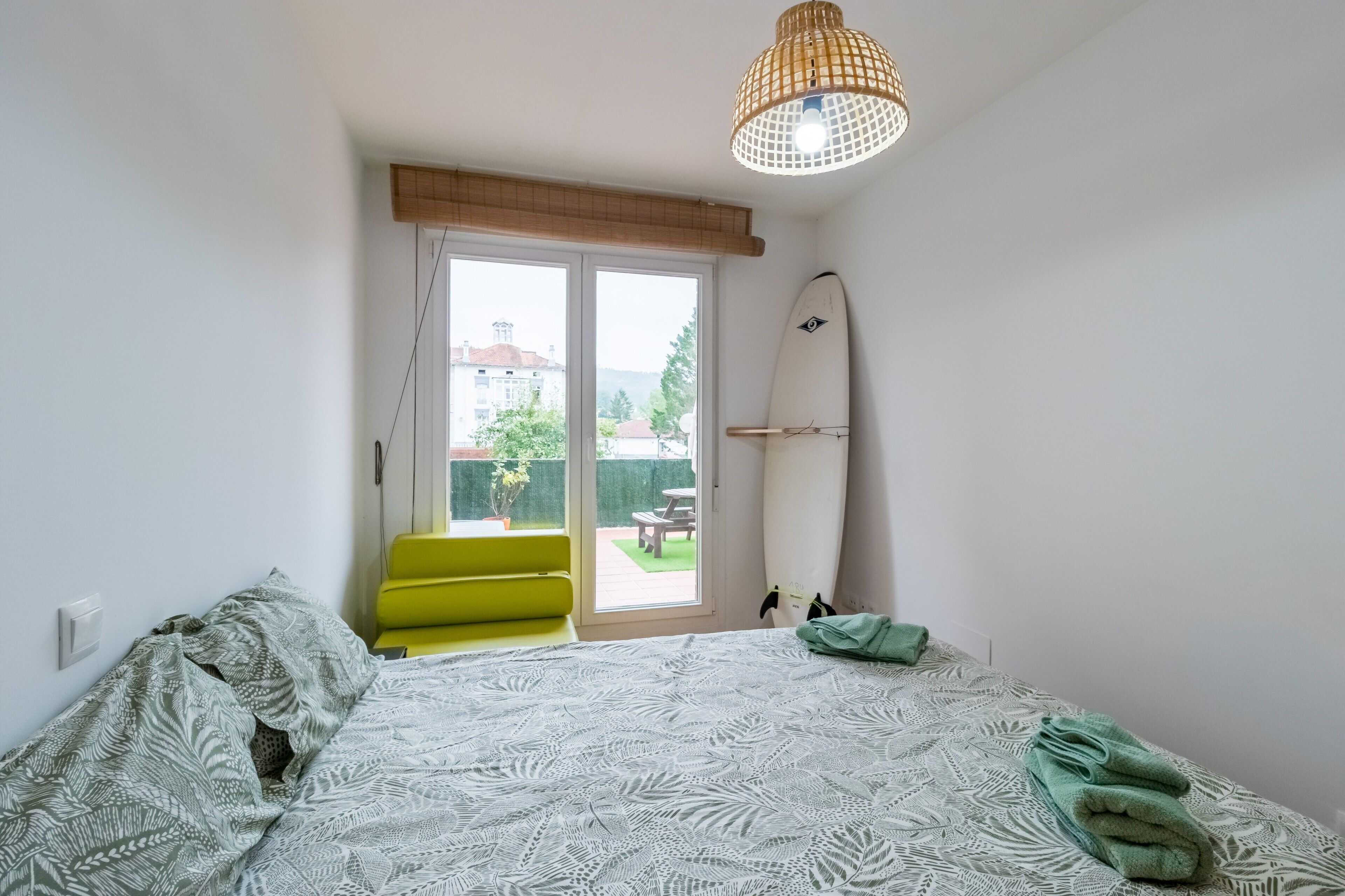 Tabla de planchar con plancha, wifi gratis y ropa de cama 