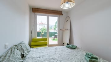 Tabla de planchar con plancha, wifi gratis y ropa de cama