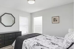 2 dormitorios, tabla de planchar con plancha, ropa de cama